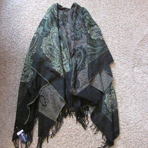 NWT Quirinus Shawl Cape Soft Acrylic One Size Green Black Fringed Edges Wrap